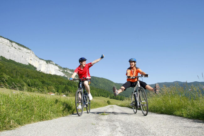 L'Isère, une terre de vélo pour toutes les pratiques L'Isère est une terre de vélo pour toutes les pratiques : du cyclotourisme à travers les plus belles contrées du territoire, aux balades familiales sur les doux reliefs des collines et des plaines, en passant par les sensations fortes du VTT de descente. De nombreux itinéraires sont proposés aux cyclistes, dont le parcours de 364 km, à travers les 4 départements de la Haute-Savoie, la Savoie, l’Isère et la Drôme, de la Belle Via. Les cyclistes pourront admirer les panoramas sur les sommets de Chartreuse, de Belledonne et du Vercors. Les amateurs de long trajets pourront connecter la Belle Via à l'itinéraire européen ViaRhôna pour rejoindre plus facilement la Méditerranée. 123 km sur l'ensemble des 364 seront proposés aux cyclistes en Isère, une invitation à découvrir le territoire de manière originale et en toute sécurité.