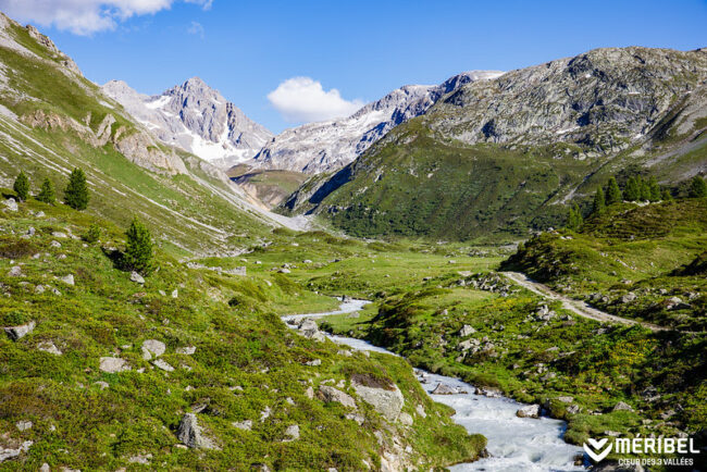 L'hôtel Grandes Rousses***** célèbre l'engagement éco-responsable Situé à 1830 mètres d'altitude au cœur de l'Alpe d'Huez, l'hôtel Grandes Rousses***** fête cette année ses 60 ans d'existence. Cette institution familiale cultive depuis tout ce temps un mode de vie contemporain et responsable. Dans cette optique, l'hôtel a décidé de présenter et de mettre en valeur ses actions en faveur d'un tourisme durable : les 12 et 13 mai prochains, une rencontre autour des bonnes pratiques RSE issues des territoires de montagne se tiendra à l'hôtel, en partenariat avec la CCI de Grenoble et sa cellule. Cette initiative vient renforcer le soutien actif de l'hôtel Grandes Rousses***** pour la protection de l'environnement et ses engagements éco-responsables. Une attention qui contraste avec la station populaire de l'Alpe d'Huez et qui ne manquera pas de ravir les participants à l'événement : un séjour autour de l'écologie et des bonnes pratiques RSE dans un cadre des plus luxueux et authentiques.