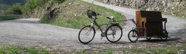 Le début du monde : le piano-vélo s’installe dans les Hautes-Alpes Une aventure musicale unique pour Philippe Séranne et David Aubaile Philippe Séranne et David Aubaile, deux musiciens passionnés, vont embarquer samedi 10 juin pour une tournée extraordinaire en piano-vélo dans les Hautes-Alpes. Avec leur orchestre ambulant, ils vont captiver tous les spectateurs grâce à leur talent et leur créativité. Leur objectif : offrir des performances itinérantes mêlant musique et nature, pour créer des moments uniques. C’est donc dans un cadre pittoresque et diversifié que se déroulera ce conte musical intitulé « Le début du monde ». Les Hautes-Alpes accueilleront ainsi une expérience magique, où la musique et les paysages spectaculaires se fondent harmonieusement. Veynes se transformera dimanche 18 juin en scène ouverte pour clôturer cette aventure inédite.
