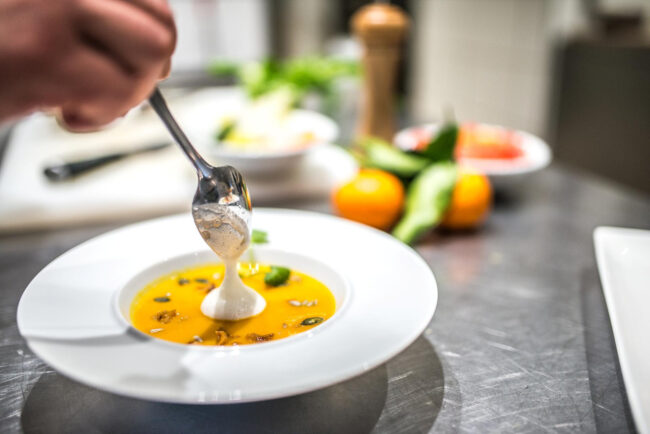 Une semaine de gastronomie saine à Brides-les-Bains La station thermale de Brides-les-Bains propose, du 9 au 15 juin 2023, de découvrir ses restaurants labellisés Diététique sous un angle inédit. En partenariat avec l'Office de Tourisme, ces établissements ont décidé de se réunir pour une semaine placée sous le signe de la gastronomie équilibrée et alliant l'enseignement à la convivialité. Les visiteurs pourront ainsi profiter d'une série de concerts ainsi que d'apéritifs et de repas diététiques. Une occasion idéale pour découvrir les différents restaurants de la station thermale et de se familiariser avec le concept du Label Diététique. À travers cet événement, l'objectif est de sensibiliser le plus grand nombre à une alimentation saine et de développer une approche plus équilibrée et raisonnée de la nutrition.